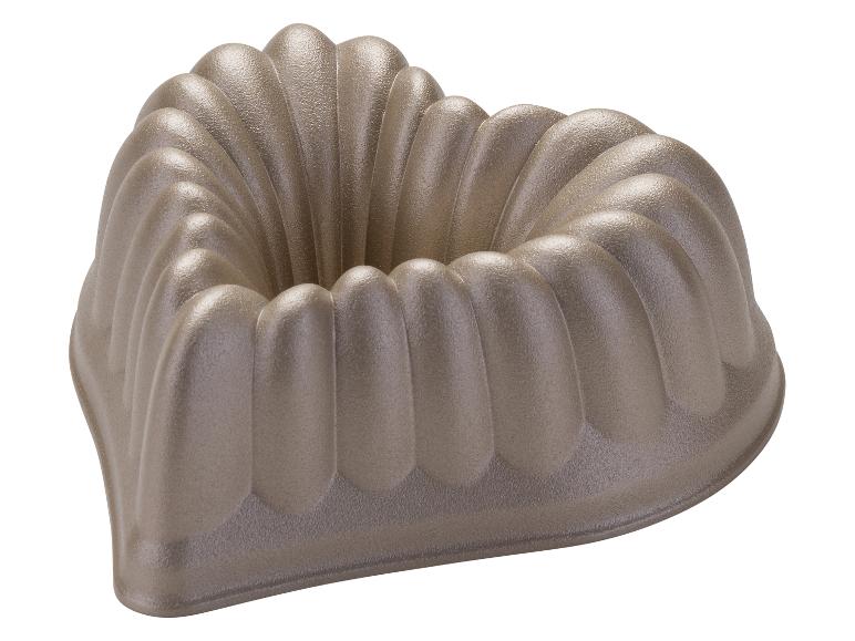 Moule à gâteau en forme de cœur avec un design cannelé