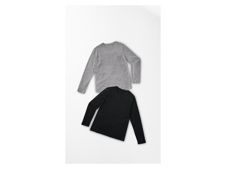 Deux t-shirts à manches longues : un gris et un noir