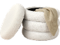 Pouf blanc moelleux avec une couverture beige