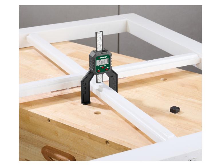 Jauge de profondeur numérique PARKSIDE mesurant 51,50 mm sur une surface en bois.