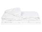 Couette blanche pliée, literie douce et confortable.