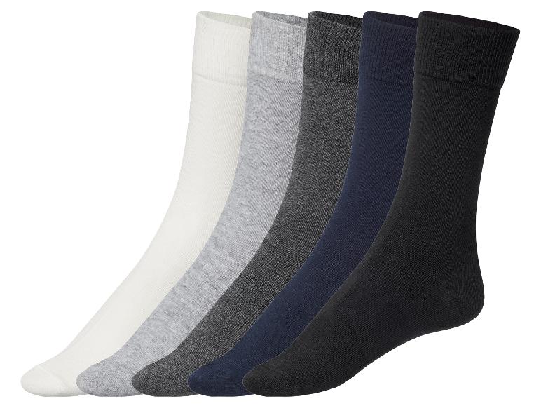 Des chaussettes noires, bleu marine, grises et blanches.