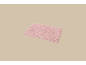 Tapis de bain rose à motif ondulé sur fond beige.