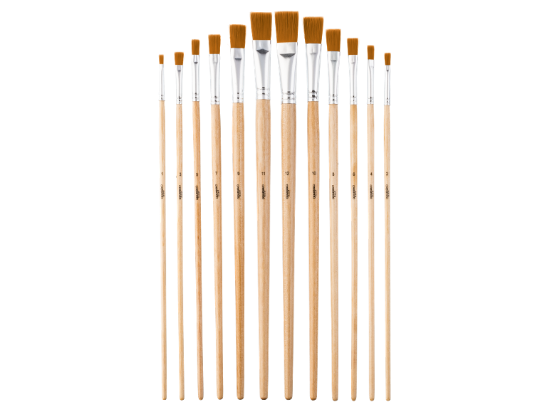 Lot de douze pinceaux plats de différentes tailles alignés