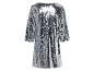 Une robe argentée à manches longues, recouverte de paillettes.
