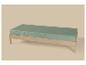 Cadre de lit en bois avec matelas vert sur fond beige.