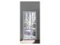 Porte moustiquaire blanche pour une porte de terrasse.