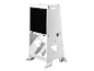 Chaise d'enfant blanche avec tableau noir.