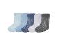 Cinq paires de chaussettes bébé rayées dans des tons de bleu, gris et blanc.
