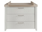Commode blanche avec trois tiroirs et plan à langer.