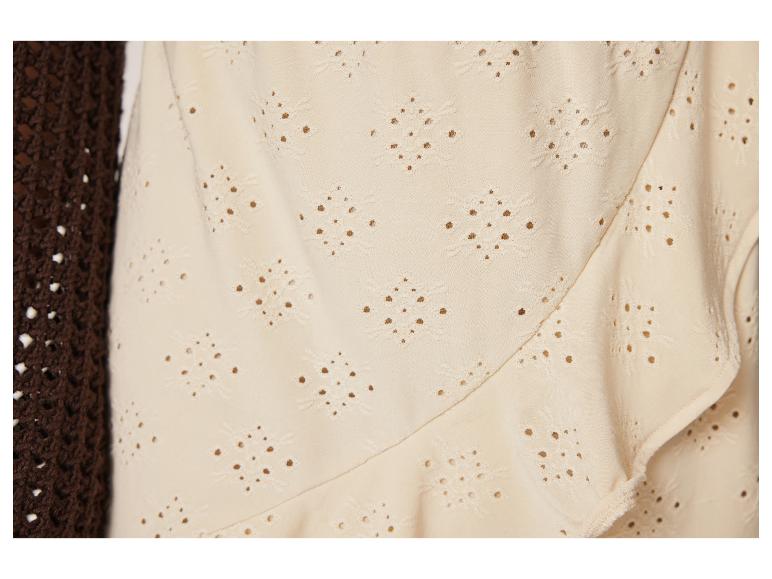 Détails de robe beige à découpes et robe marron en crochet.