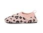 Chaussons bébé tricotés à motif léopard rose et noir.
