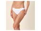 Femme en culotte blanche taille haute, posant les mains sur les hanches.