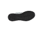 Dessous d'une chaussure de sport avec une semelle noire texturée et un liseré blanc.