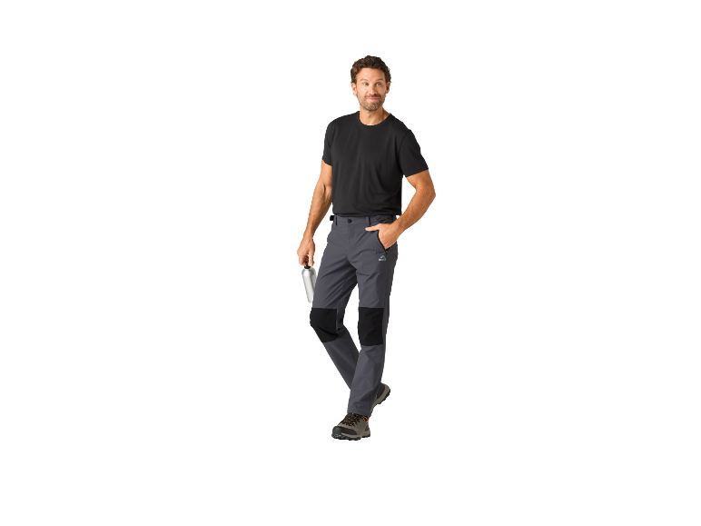 Homme en t-shirt noir et pantalon Crivit.