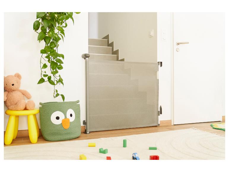 Barrière de sécurité pour enfants en haut d'un escalier.