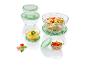 Des bols en verre avec des couvercles verts, remplis de salade, de sauce et de poivrons.