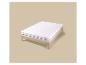 Matelas blanc avec surmatelas et cadre de lit en bois clair sur fond beige.