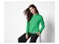 Femme portant un t-shirt vert à manches longues et un pantalon noir
