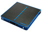 Une table de ping-pong pliable bleue de la marque Donic.