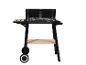 Barbecue à charbon noir avec étagères latérales en bois et roues.