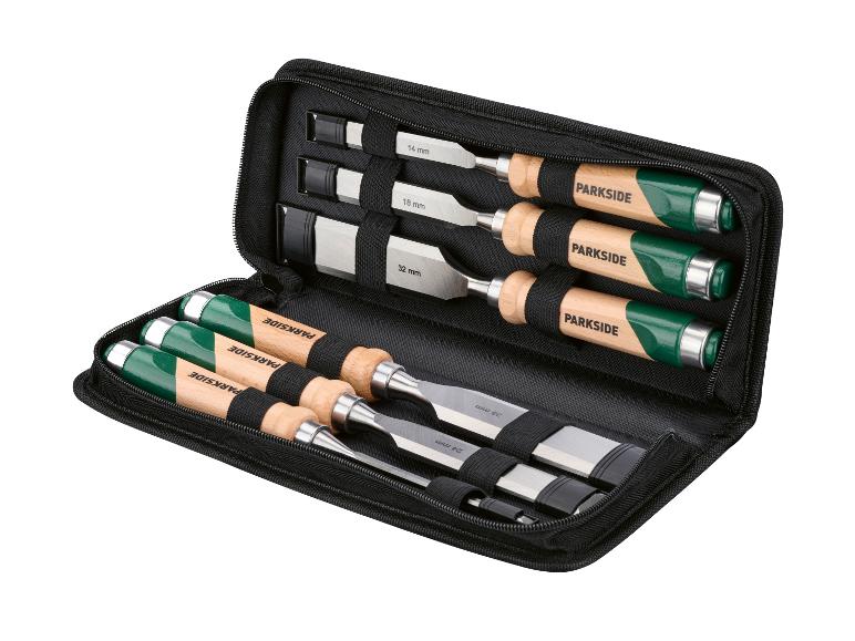 Ensemble de six ciseaux à bois avec manches en bois dans un étui noir zippé.