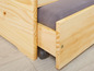 Un cadre de lit en bois avec un matelas gris et des roulettes.