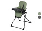 Une chaise haute Bebe Confort verte avec un plateau noir.