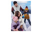 Une famille profite de la neige avec des vêtements d'hiver et une luge.