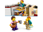 Mini-figurines jouets d'une famille avec un bébé, un croissant et une tasse.