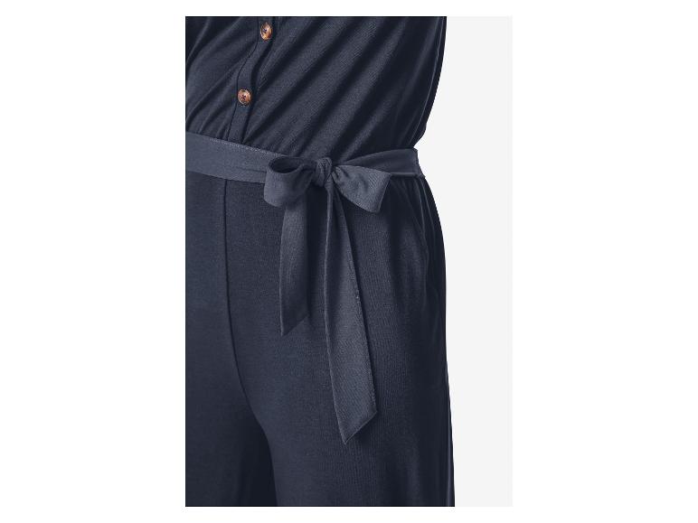 Combinaison noire à ceinture, style élégant et minimaliste.