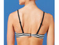 Un bikini à rayures blanches et noires avec des bretelles larges.