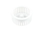 Un panier en plastique blanc pour laver le linge.