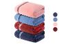 Une pile de serviettes en rose, bleu, rouge et bleu foncé.