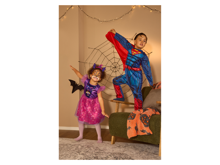 Enfants déguisés en Skye de la Pat' Patrouille et Superman fêtant Halloween.