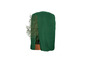 Une housse de protection verte pour une plante en pot.