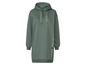 Une robe sweat-shirt verte à capuche et à manches longues.
