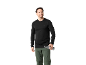 Homme en t-shirt de sport noir à manches longues et pantalon de randonnée vert, tenant une bouteille d'eau.