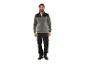Un homme portant un sweat-shirt gris Parkside et un pantalon noir.
