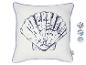 Coussin décoratif blanc avec liseré bleu et grand imprimé coquillage bleu