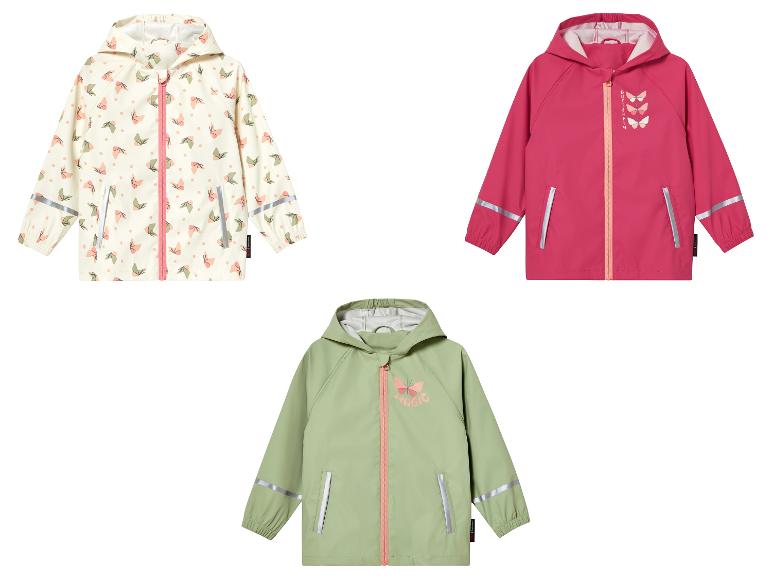 Trois imperméables pour enfants avec un motif papillon