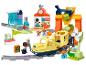 Un ensemble de train LEGO Duplo coloré avec des rails, un lave-auto, une gare et des figurines.