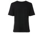 Un t-shirt noir à manches courtes.