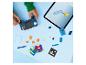 Enfant construisant une manette de jeu avec des briques, suivant les instructions sur une tablette.