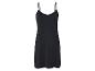 Une courte robe de nuit noire à fines bretelles.