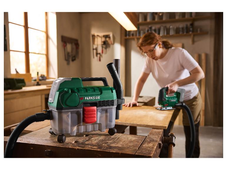 Aspirateur eau et poussière PARKSIDE® 20 V dans un atelier avec une scie sauteuse.