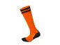 Chaussettes de sport orange à rayures noires.