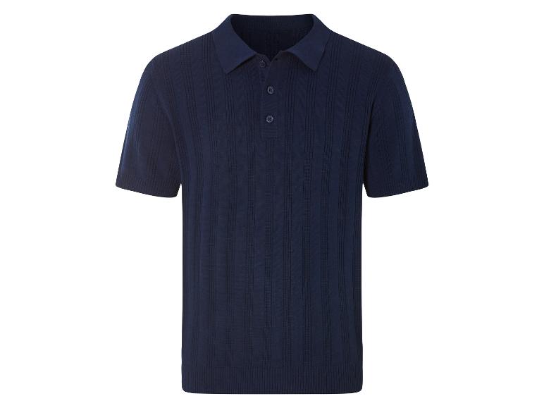 Un polo bleu marine en maille à rayures verticales.