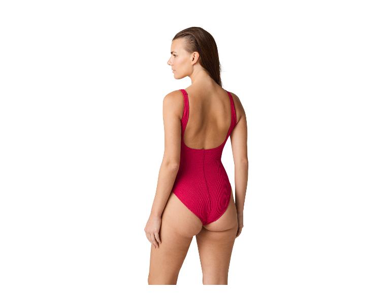 Femme en maillot de bain une pièce rouge avec dos ouvert