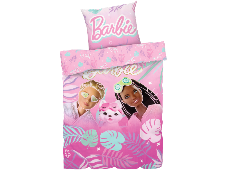 Parure de lit rose thème spa, avec deux poupées et un chien portant des masques faciaux.